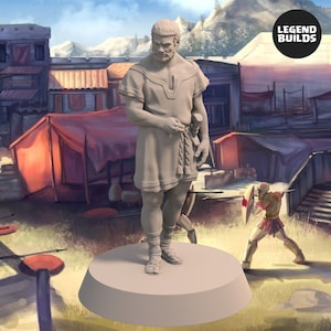 Pode incluir: Uma miniatura pintada de cinza de um homem vestindo uma túnica e sandálias. A miniatura está em pé sobre uma base redonda. O fundo é uma imagem desfocada de uma rua da cidade com tendas e edifícios.