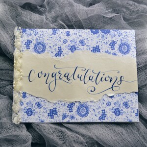 5.5" x 4.25" Congratulazioni Blu e Bianco Floral Calligraphy Card Blank