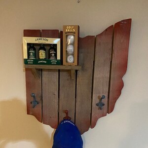 Rustic pallet wood sign, State shaped wall sign, country wall decor, team signs, farmhouse wall sign, farmhouse wall decor, pallet sign
