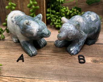 Puede incluir: Dos figuritas de oso talladas en ágata verde y blanca. Los osos se miran y están etiquetados con A y B.