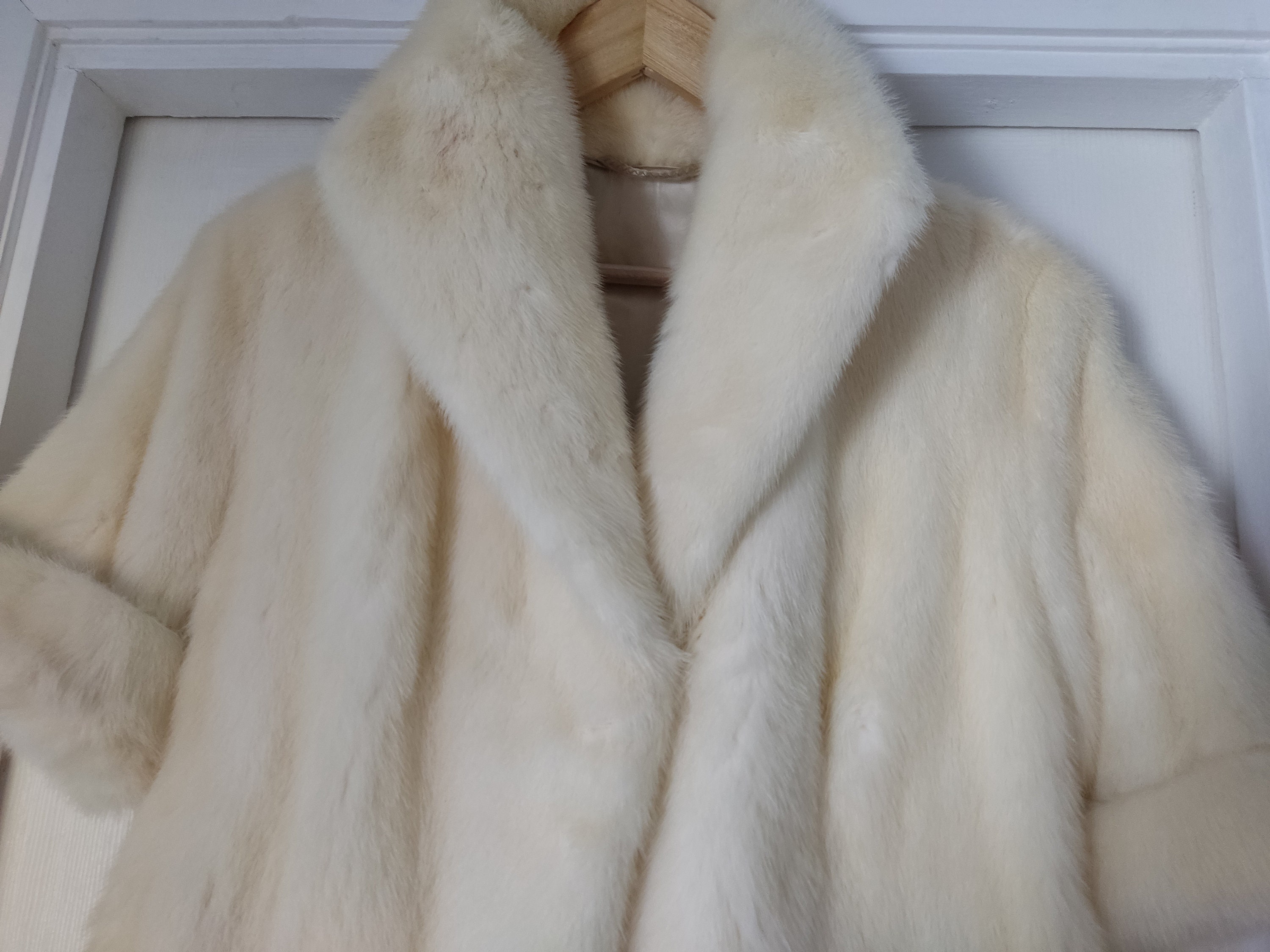 Beautiful Soft Real White / Cream Mink Fur Coat / Jacket Size 