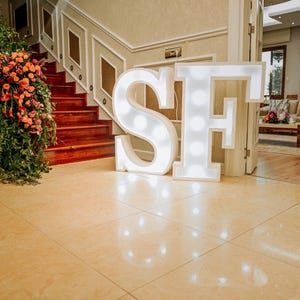 Letras iluminadas / Letras de marquesina / Letras gigantes / Letras 3D / Letras personalizadas / Números iluminados / Números de marquesina / Decoración para eventos Letra I