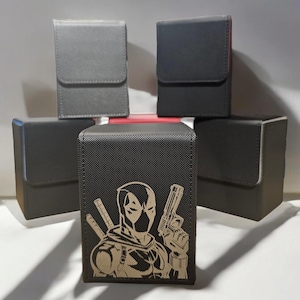 Deadpool MTG-deckbox: aangepast crossover-ontwerp voor Magic: The Gathering Cards | Verwonderen | TCG | Heelal verder
