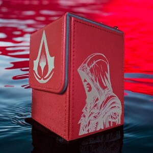Assassins Creed MTG-deckbox | Aangepast crossover-ontwerp | Geschikt voor ~ 100 kaarten met dubbele sleeve | Vilten interieur