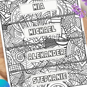 Op de afbeelding: Zwart-wit bedrukbare naamlabels met geometrische patronen. De labels bevatten de namen Mia, Michael, Alexander en Stephanie. De tekst "Edit Names in Canva" staat onderaan. Een Canva-logo staat in de linker benedenhoek.