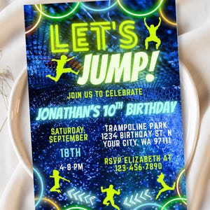 Puede incluir: Una invitación de cumpleaños azul y verde neón con el texto "Let's Jump!" y "Jonathan's 10th Birthday". La invitación incluye detalles para una fiesta en un parque de trampolines, incluyendo la fecha, la hora y la ubicación.