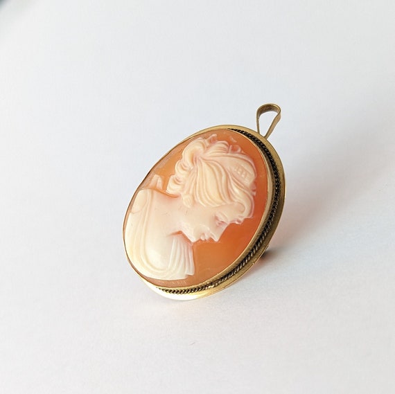 18k solid gold vintage cameo. Genuine hand carved con… Gem