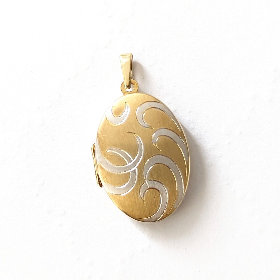 Vintage 10K Solid Gold Locket. 10K Yellow Gold Oval Locket With Elegant