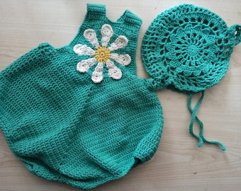 Peto retro de margaritas en crochet para bebé con gorro y muselina a juego. Accesorio de fotografía para bebé niño/niña. Mameluco y sombrero de margarita retro de crochet