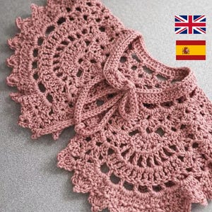 Puede incluir: Un cuello de ganchillo en color rosa empolvado con un intrincado patrón calado, un borde festoneado y un cierre central de lazo. El accesorio está elaborado con hilo texturizado y presenta un diseño circular que se ajusta al cuello.