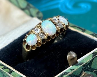 Victoriaanse ring van opaal en diamant van 18 kt goud