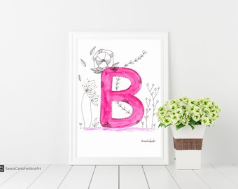 Può includere: Una lettera B rosa ad acquerello con disegni floreali in inchiostro nero. La lettera è circondata da disegni floreali in inchiostro nero e un lavaggio ad acquerello rosa.