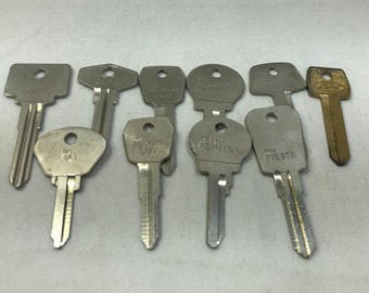 KEY BLANK  UNCUT  OLD AND NEW      LOCKSMITH HOUSE,ETC LOT OF 4 LBS  MISC CAR 