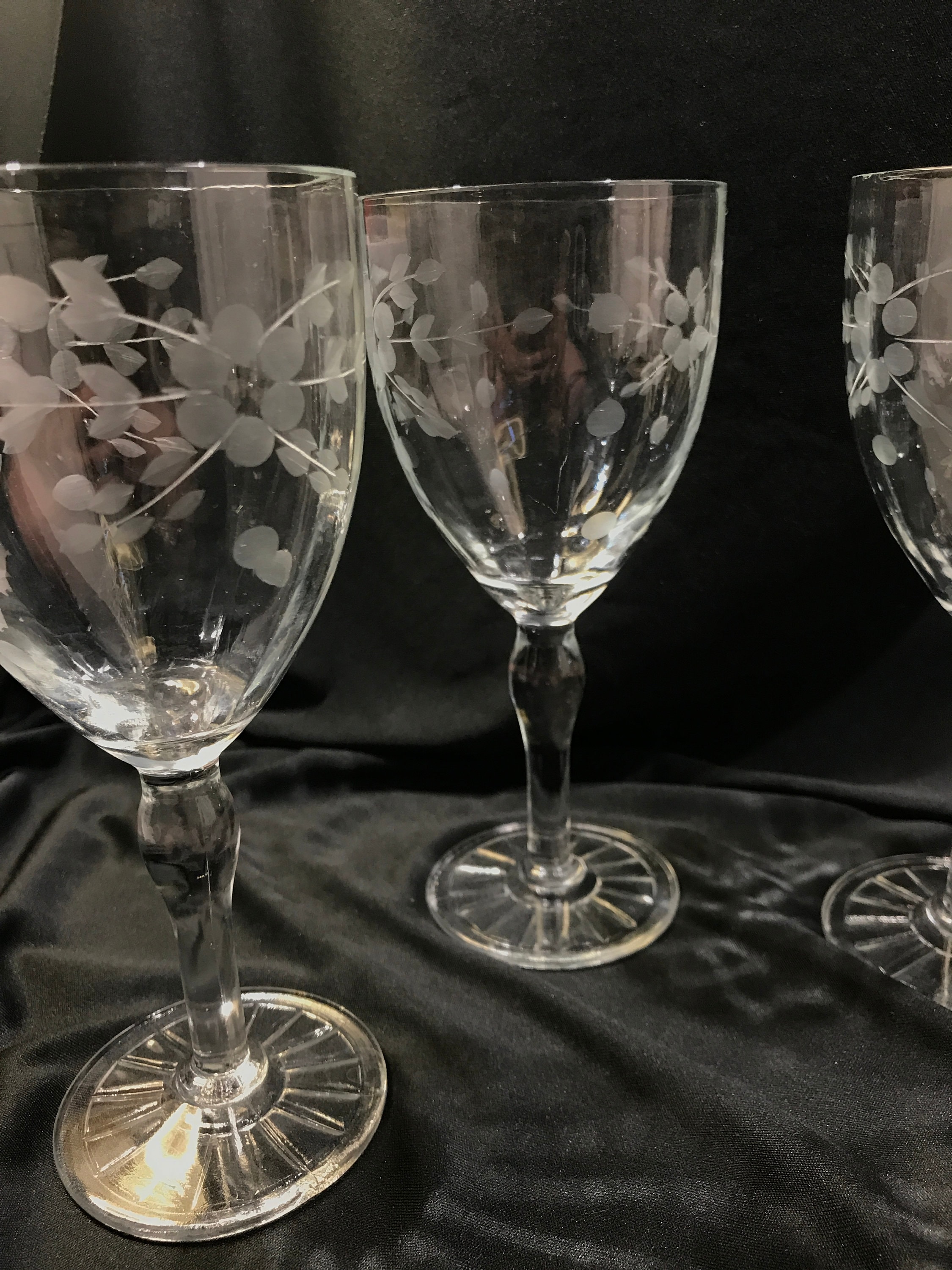 Engraved Wine Glasses - Set of 4, Vintage Vine Design – Frill Seekers Gifts