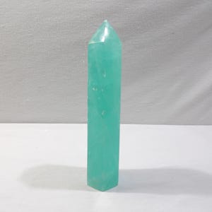 Grönt fluoritkristalltorn, sexkantig kolonnobelisk, 6,75L X 1,75B, genomskinlig ljusgrön blågrön