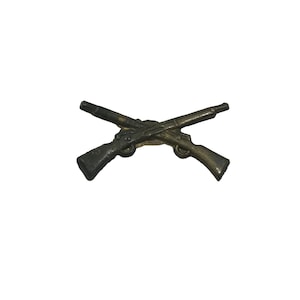 Vintage US Military crossed rifles infantry uniform insignia, 1&quot; metal, no back pin