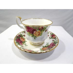 Royal Albert bone china teacup and saucer, Old Country Roses, England