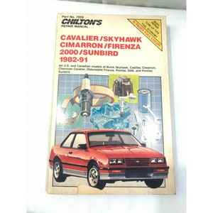 Puede incluir: Manual de reparación Chilton para modelos Cavalier, Skyhawk, Cimarron, Firenza, 2000 y Sunbird de 1982-91. La portada presenta una ilustración de coche rojo y varias piezas de automóviles. Incluye 16 páginas a color.