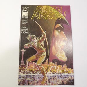 Puede incluir: Una portada de cómic vintage de Green Arrow. La imagen muestra un arquero disfrazado apuntando con un arco, con un paisaje urbano de fondo. El título "Green Arrow" está en letras doradas. El logotipo de DC Comics es visible.