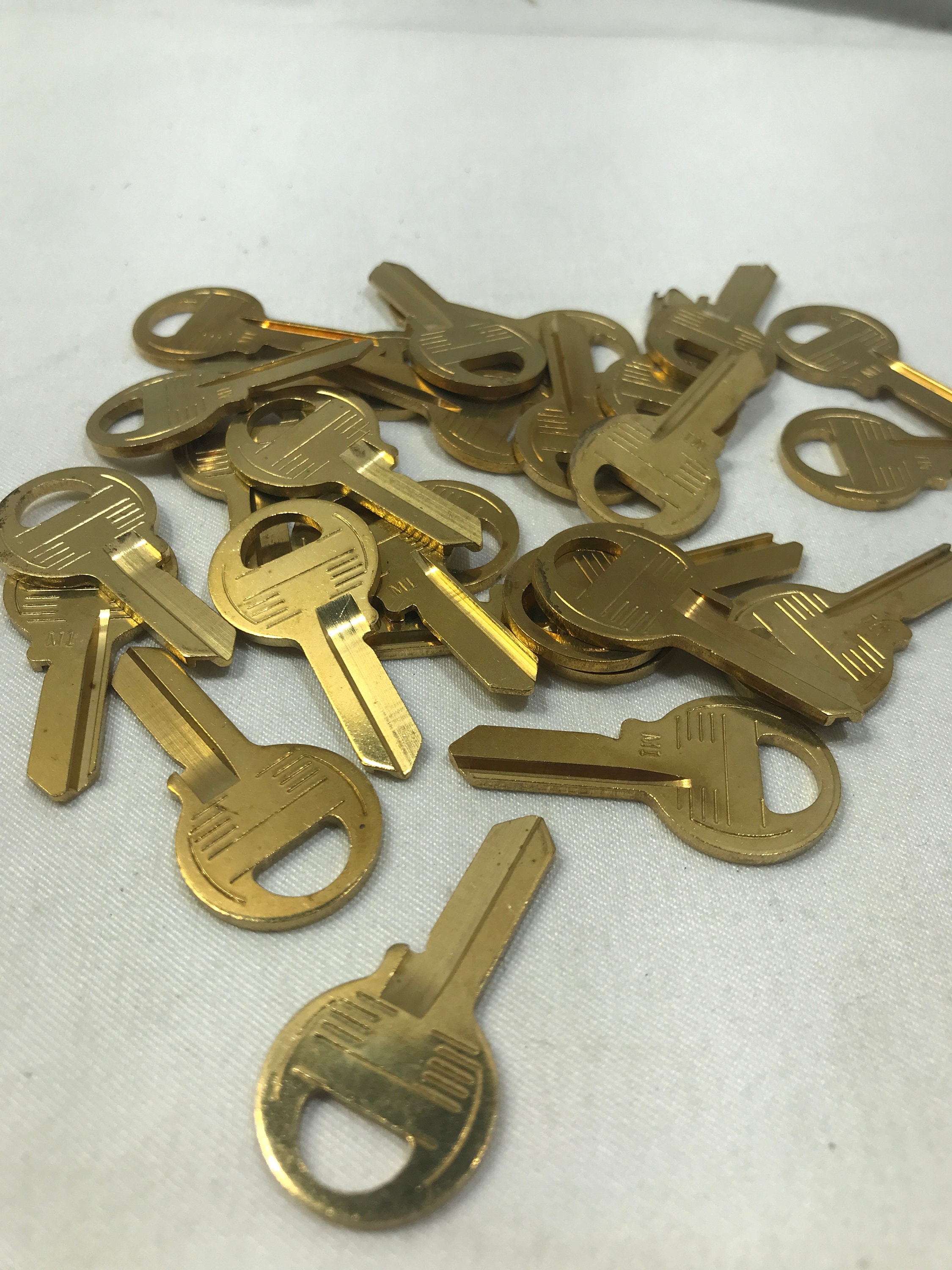 Large Solid Brass Key Rings Bracelet Style Raw Brass Wire EDC Tool Screw  Locking Carabiner Keychain Holder Wristlet 