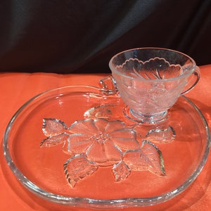Hazel Atlas apple blossom snack set, 1950s glass plate and cup set, apple blossom design, serving plate platter