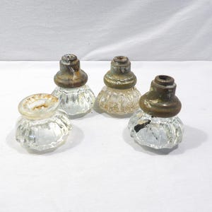 Pode incluir: Um conjunto de três canecas de cerâmica com acabamento fosco e salpicado. As canecas são em tons de creme, cinza claro e cinza escuro. Cada caneca tem um design simples e minimalista, perfeito para café ou chá.