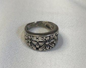 Silver ring, vintage sterling silver, ring size 6.25, men's, women's, unisex, flower pattern, marked 925 Thai