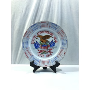 Spencer Gifts 1975 Bicentennial collectors plate, red white blue eagle flags, 1776-1976, 200th Anniversary