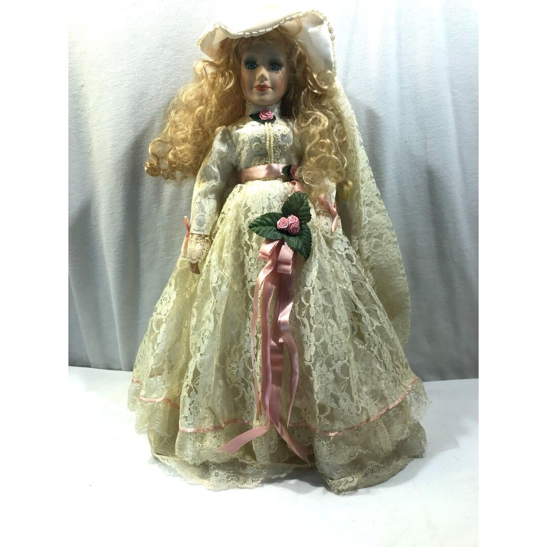 ヴィンテージ アシュリー ベル 1997 磁器製ベビードール、白いレースの