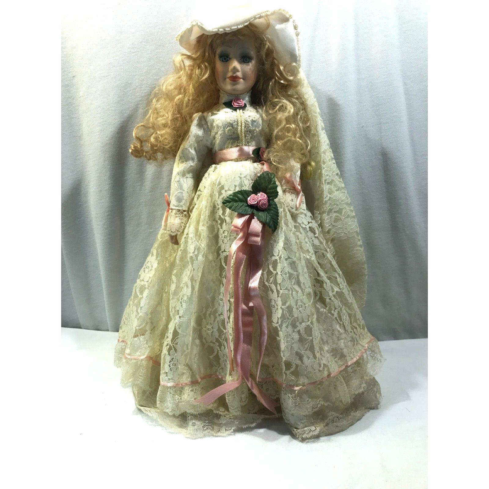 ヴィンテージ アシュリー ベル 1997 磁器製ベビードール、白いレースの