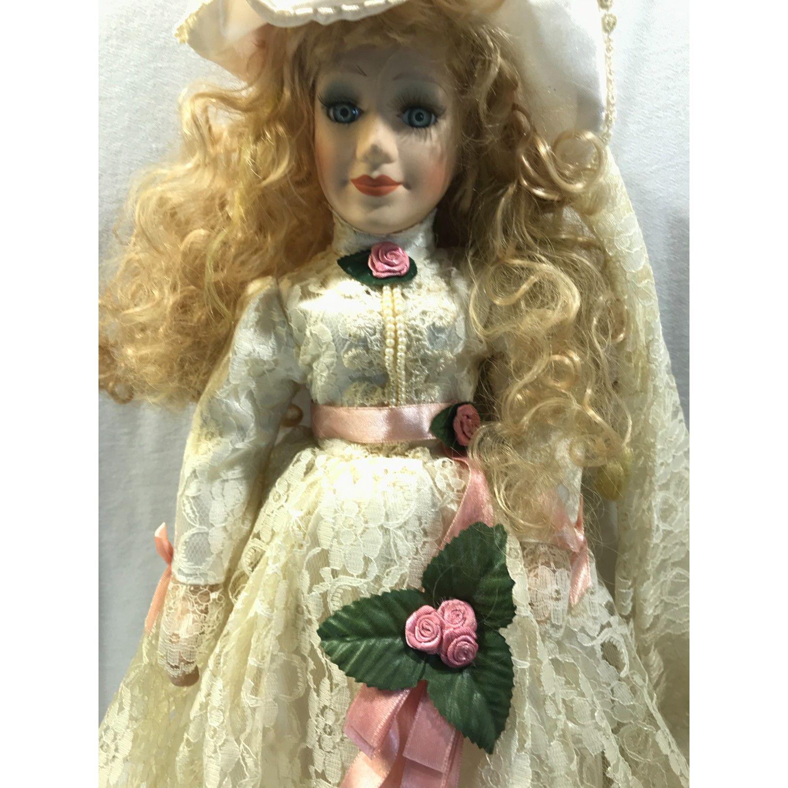 ヴィンテージ アシュリー ベル 1997 磁器製ベビードール、白いレースの
