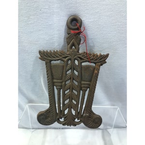 Vintage cast iron trivet, antique metal pot holder, metal trivet, broom design