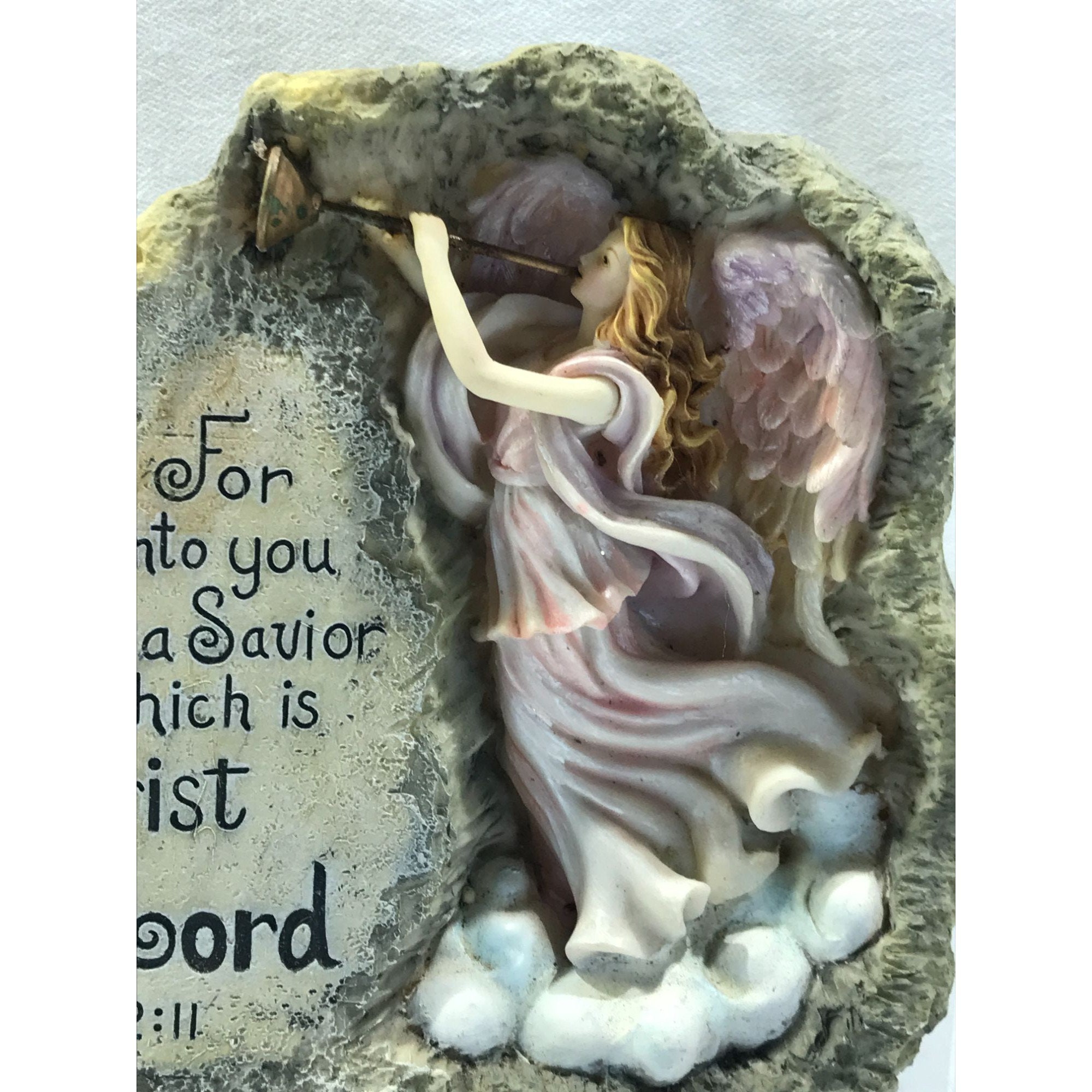 クリスマスの天使が角笛を吹いている聖書の彫刻、樹脂、ルカ2:11