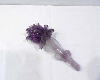 Sceptre baguette en cristal d'améthyste naturel, rose sculptée de 6,75 po. de longueur