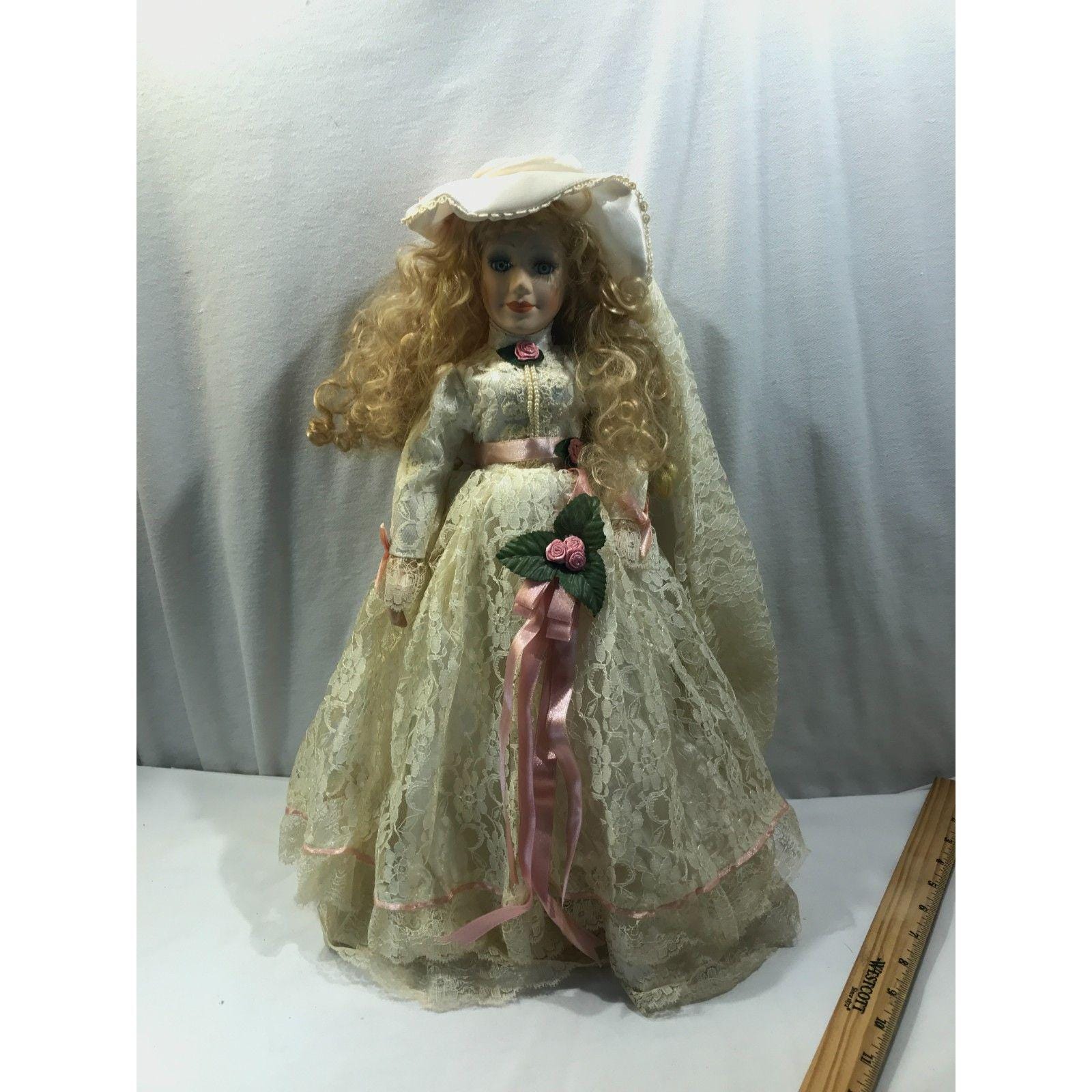 ヴィンテージ アシュリー ベル 1997 磁器製ベビードール、白いレースの