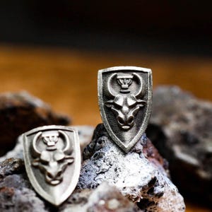 Bull head and shield earrings, tribal sacrifice bull head animal earrings, bull head, bullring, American bison, trophy, sterling silver 925