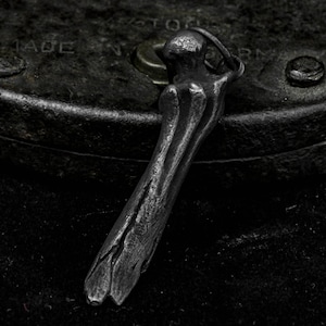 Witchcraft Broken Bone Pendant Necklace Micro Gothic Knuckle Bone Broken Bone Weathered Black Bone 925 Silver Brass Men and Women