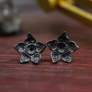 Venomous Piranha flower earrings, Tyrant flower earrings, floral earrings, black or silver, natural style plant earrings