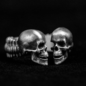 Columna vertebral de dos cabezas curvada apertura malvada muerte oscura mirada calaveras gemelas Anillo 925 joyería de latón plateado costillas humanas para hombres y mujeres