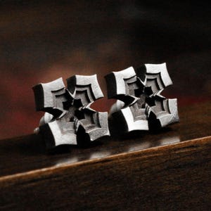 Beautiful silver crusader flower earrings - earring gifts for him/her - bridesmaid earrings-13mm*13mm