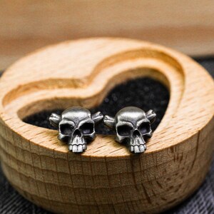 Gehoornde schedeloorbellen, schedeloorbellen gebroken hoorn, anatomische schedel van sterlingzilver, schattige schedeloorbellen · sieraden heksenhorrorseizoen