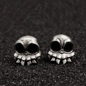 Grinning skull earrings/unique and weird skull earrings/925 sterling silver earrings/rebellious symbol jewelry/big-eyed ghost earrings