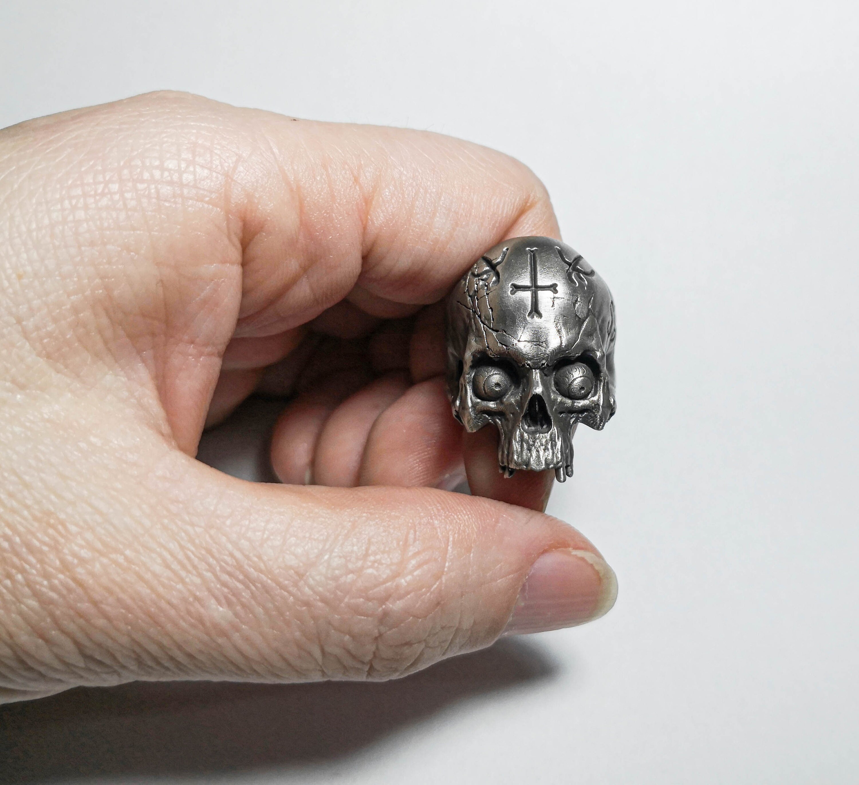 ハンドメイドのスターリングシルバー製スカルリング：逆十字デザイン