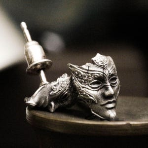 Broken mask earrings, god general earrings, Gothic spirit domain, carnival mask earrings jewelry, strange gifts, exquisite helmet earrings