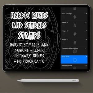 Op de afbeelding: Een digitaal kunstdisplay met de tekst "Nordic Runes and Symbols Stamps" en "Nordic Symbols and Designs - Elder Futhark Runes for Procreate." Het scherm toont rune-ontwerpen en een stylus.