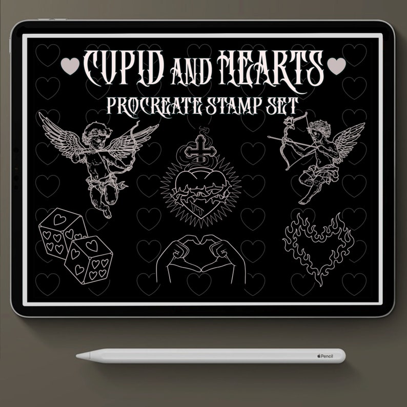 Pu&ograve; includere: Un tablet digitale nero mostra un set di timbri Procreate intitolato "Cupid and Hearts". Il set include disegni al tratto di cupidi, cuori, dadi e gesti delle mani. Uno stilo bianco &egrave; posizionato sotto il tablet.