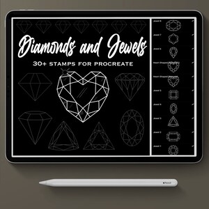 Può includere: Un design di arte digitale su uno schermo di tablet, con illustrazioni di diamanti e gioielli. Il testo "Diamonds and Jewels" e "30+ STAMPS FOR PROCREATE" sono visualizzati. Un pennino bianco, etichettato "Pencil", è appoggiato sotto.