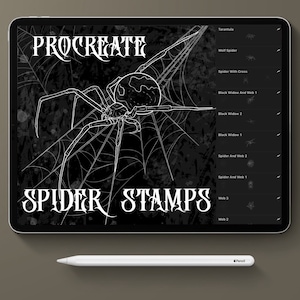 Puede incluir: Diseño de arte digital en una tableta con una ilustración de araña y telaraña, con el texto "PROCREATE SPIDER STAMPS". Un lápiz óptico blanco descansa debajo. El diseño incluye varias opciones de sellos de araña.