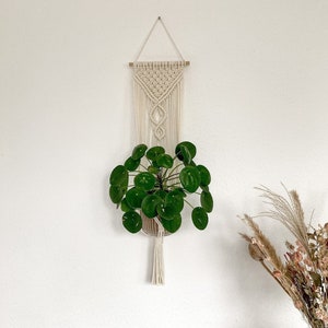 Macrame plant hanger | Hanging flower basket for the wall | Boho decoration