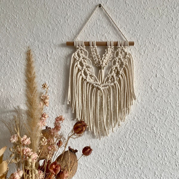 Kleiner Makramee Wandbehang | Wohndekoration Boho-Chic | gemütliche Wanddeko mit Goldakzenten | 20 x 30 cm